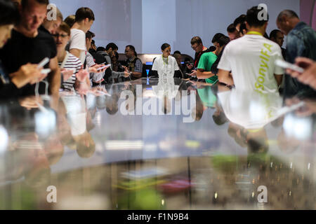 Berlin, Allemagne. 16Th Jun 2015. Les smartphones Sony Sony à la position de la 55e foire de l'électronique grand public IFA à Berlin, Allemagne, le 4 septembre 2015. Comme le 55e Salon de l'électronique grand public IFA, le plus grand de l'électronique grand public et électroménager juste a débuté le vendredi à Berlin, la Chine Marque a également tenu sa première cérémonie d'ouverture à l'IFA. Credit : Zhang Fan/Xinhua/Alamy Live News Banque D'Images