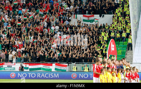 BUDAPEST, HONGRIE - le 4 septembre 2015 : Hungarian fans montrent leur retour au cours de l'hymne national roumain Roumanie vs Hongrie pendant l'UEFA Euro 2016 football match qualificatif en Groupama Arena. Credit : Laszlo Szirtesi/Alamy Live News Banque D'Images