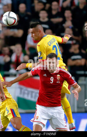 BUDAPEST, HONGRIE - le 4 septembre 2015 : Bataille de l'air entre le Hongrois Adam Szalai (9) et le Roumain Dragos Grigore durant la Roumanie Hongrie contre l'UEFA Euro 2016 football match qualificatif en Groupama Arena. Credit : Laszlo Szirtesi/Alamy Live News Banque D'Images