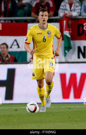 BUDAPEST, HONGRIE - le 4 septembre 2015 : roumain Vlad Chiriches avec le ballon au cours de la Hongrie et Roumanie l'UEFA Euro 2016 football match qualificatif en Groupama Arena. Credit : Laszlo Szirtesi/Alamy Live News Banque D'Images