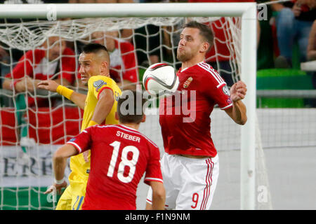 BUDAPEST, HONGRIE - le 4 septembre 2015 : Bataille de l'air entre le Hongrois Adam Szalai (9) et le Roumain Dragos Grigore durant la Roumanie Hongrie contre l'UEFA Euro 2016 football match qualificatif en Groupama Arena. Credit : Laszlo Szirtesi/Alamy Live News Banque D'Images