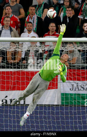 BUDAPEST, HONGRIE - septembre 4, 2015 : le Hongrois Gabor Kiraly enregistre au cours de la Hongrie et Roumanie l'UEFA Euro 2016 football match qualificatif en Groupama Arena. Credit : Laszlo Szirtesi/Alamy Live News Banque D'Images