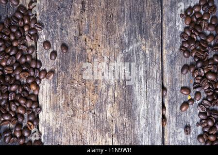 Les grains de café sur fond de bois Vintage avec copie Espace. Banque D'Images