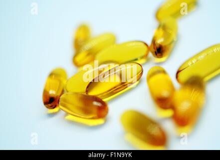 L'huile de poisson riche en omega-3 Capsules transparentes photo gros plan. Banque D'Images