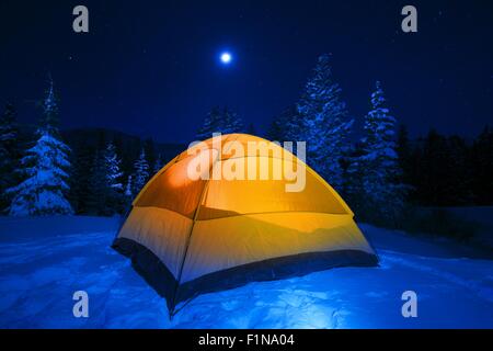 Camping en tente d'hiver en Californie désert. Haut Pays de neige froide nuit en petite tente. Banque D'Images