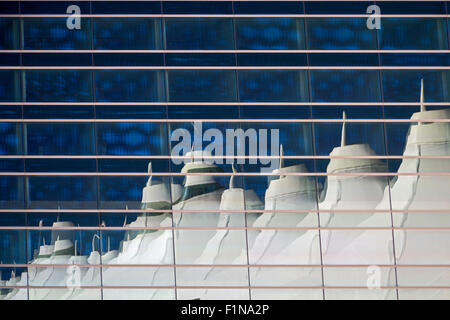 Denver, Colorado - le reflet de l'Aérogare Jeppesen à l'Aéroport International de Denver dans les fenêtres de l'hôtel Westin. Banque D'Images