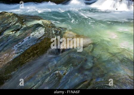 Eaux tumultueuses du torrent de montagne. L'eau et la nature des roches de détails. Banque D'Images
