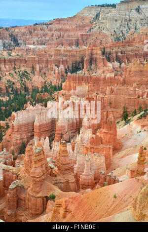 Avis de Rim Trail entre Sunset Point et Inspiration Point dans le Parc National de Bryce Canyon dans le sud-ouest de l'Utah Banque D'Images