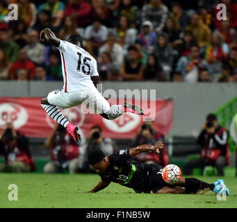 Lisbonne, Portugal. 16Th Jun 2015. Bacary Sagna (haut) de la France est abordée par Eliseu du Portugal au cours de l'Euro 2016 football match amical à Lisbonne, Portugal, 4 septembre 2015. Le Portugal a perdu le match 0-1. Credit : Zhang Liyun/Xinhua/Alamy Live News Banque D'Images