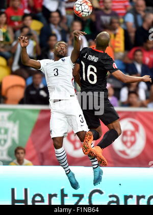 Lisbonne, Portugal. 16Th Jun 2015. Joao Mario (R) du Portugal rivalise avec Patrice Evra pendant l'Euro 2016 football match amical à Lisbonne, Portugal, 4 septembre 2015. Le Portugal a perdu le match 0-1. Credit : Zhang Liyun/Xinhua/Alamy Live News Banque D'Images