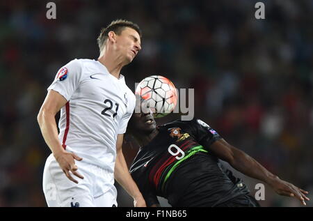 Lisbonne, Portugal. 16Th Jun 2015. Eder (R) du Portugal rivalise avec Laurent Koscielny de France pendant l'Euro 2016 football match amical à Lisbonne, Portugal, 4 septembre 2015. Le Portugal a perdu le match 0-1. Credit : Zhang Liyun/Xinhua/Alamy Live News Banque D'Images