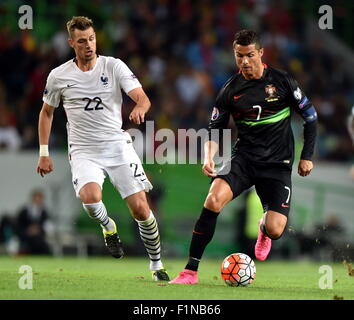 Lisbonne, Portugal. 16Th Jun 2015. Cristiano Ronaldo (R) du Portugal rivalise avec Morgan Schneiderlin de France pendant l'Euro 2016 football match amical à Lisbonne, Portugal, 4 septembre 2015. Le Portugal a perdu le match 0-1. Credit : Zhang Liyun/Xinhua/Alamy Live News Banque D'Images