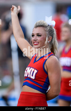 Dallas, Texas, USA. 16Th Jun 2015. Une cheerleader SMU effectue avant la NCAA Football match entre l'Ours et Baylor Mustangs Méthodiste du Sud à Gerald J. Ford Stadium de Dallas, Texas. © csm/Alamy Live News Banque D'Images