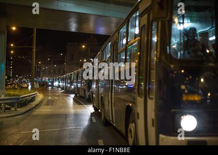 Budapest, Hongrie. 5 Septembre, 2015. Les autobus quittent la gare Keleti avec les réfugiés à bord en direction de la frontière autrichienne après l'annonce par le gouvernement qu'ils vont leur fournir le transport à la frontière. Budapest, Hongrie le 5 septembre 2015. 12Th Mar, 2015. Crédit : La LMSI Diab/ZUMA/Alamy Fil Live News Banque D'Images