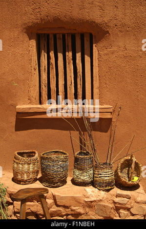 Contre des paniers et corbeilles fait main mur d'adobe sur un rebord à côté d'un mur d'adobe à El Rancho de las Golondrinas près de Santa Fe, Banque D'Images