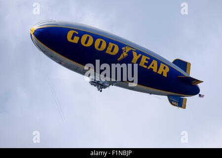 Dallas, Texas, USA. 16Th Jun 2015. Le dirigeable Goodyear avant frais généraux à la NCAA Football match entre l'Ours et Baylor Mustangs Méthodiste du Sud à Gerald J. Ford Stadium de Dallas, Texas. © csm/Alamy Live News Banque D'Images