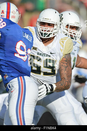 Septembre : 04, 2015 : Baylor Bears offensive ligne Pat Colbert (69) le blocage sur la ligne pendant le jeu entre la SMU Mustangs et le Baylor Bears à Gerald J. Ford Stadium de Dallas, Texas. Baylor dirige le premier semestre contre 28-21. Banque D'Images