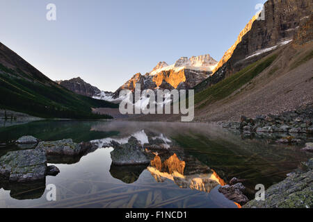 Lever du soleil au lac de Consolation (Banff National Park, Alberta, Canada Banque D'Images