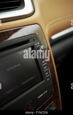 Détails du système audio automobile xog est Photo. Véhicule moderne intérieur cuir. Studio de photographie verticale. Transport Photo Colle Banque D'Images