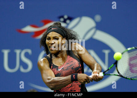 New York, USA. 16Th Jun 2015. Serena Williams, de l'hits un retour à sa compatriote Bethanie Mattek-Sands au cours de la troisième série de match à l'US Open 2015 à New York, États-Unis, 4 septembre 2015. Serena Williams a gagné 2-1. Credit : Wang Lei/Xinhua/Alamy Live News Banque D'Images