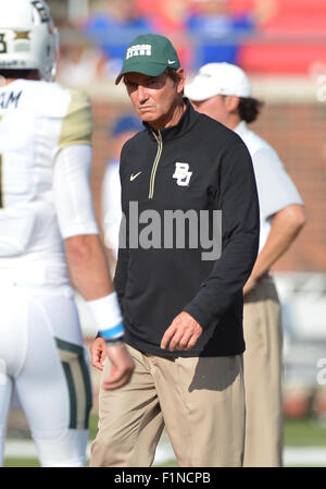 Septembre : 04, 2015 : l'entraîneur-chef Ours Baylor Briles Art regardant son équipe réchauffer pendant le jeu entre la SMU Mustangs et le Baylor Bears à Gerald J. Ford Stadium de Dallas, Texas. Baylor dirige le premier semestre contre 28-21. Banque D'Images