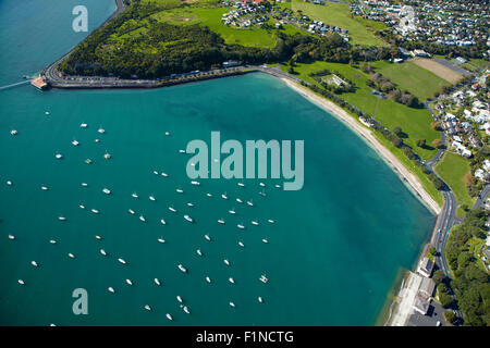 Yachts au Okahu Bay, et Bastion Point, Auckland, île du Nord, Nouvelle-Zélande - vue aérienne Banque D'Images