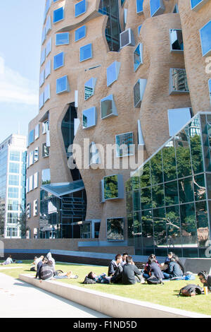 Le Dr Chau Chak Wing Building sur le campus de l'Université de Technologie de Sydney en Australie,conçu par Frank Gehry Banque D'Images