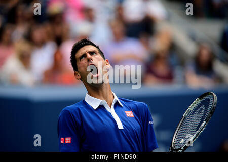 New York, USA. Le 4 septembre, 2015. Novak Djokovic réagit à un tir lors de son troisième match contre Andreas Seppi de l'Italie à l'US Open à Flushing Meadows, New York le 4 septembre 2015. Crédit : Adam Stoltman/Alamy Live News Banque D'Images