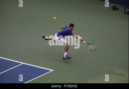 New York, USA. Le 4 septembre, 2015. Novak Djokovic lors de son troisième match contre Andreas Seppi de l'Italie à l'US Open à Flushing Meadows, New York le 4 septembre 2015. Crédit : Adam Stoltman/Alamy Live News Banque D'Images