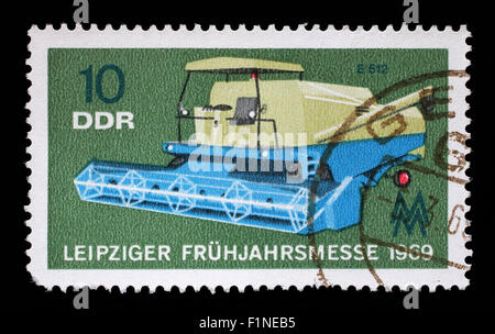 Timbres en RDA montre la moissonneuse-batteuse, machine agricole, Leipzig, vers 1969 Juste Banque D'Images