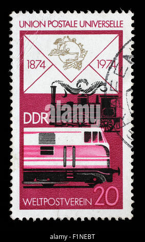 Timbres en RDA montre vieille locomotive à vapeur et diesel modernes, centenaire de l'UPU, vers 1974 Banque D'Images