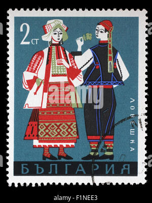 Timbres en Bulgarie, montre homme et femme en costume national bulgare de la région de Lovetch, série, vers 1968 Banque D'Images