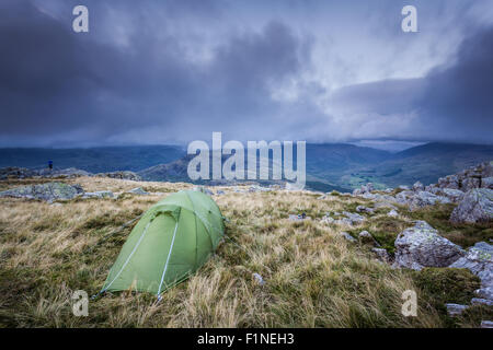 Harter est tombé sur des rochers à l'Scafells, Lake District, camp sauvage au crépuscule Banque D'Images