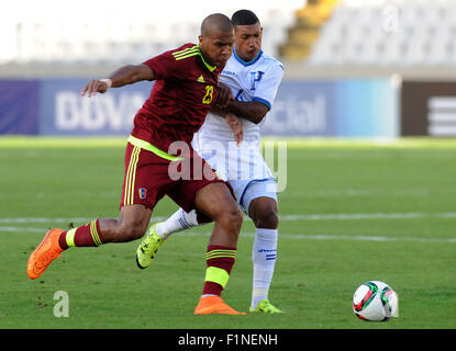 Puerto Ordaz (Venezuela). 16Th Jun 2015. Gilberto du Venezuela Salomon (L) rivalise avec le Honduras' Bryan Acosta au cours de leur match amical à Puerto Ordaz, Venezuela, le 4 septembre 2015. Le Honduras a gagné 3-0. © Str/Xinhua/Alamy Live News Banque D'Images