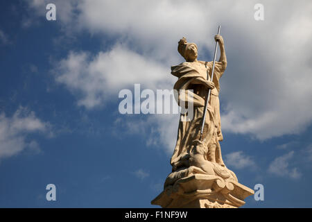 Statue de Saint George en face de la Cathédrale de Sainte Thérèse d'Avila, à Bjelovar Croatie Banque D'Images
