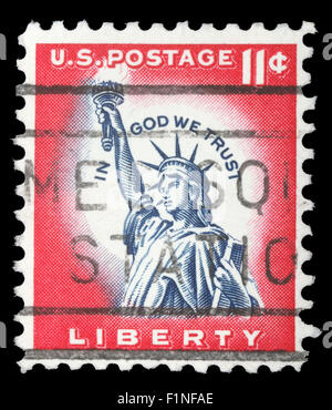 Timbres des États-Unis dispose de statue de la liberté et l'inscription In God we trust, vers 1970 Banque D'Images