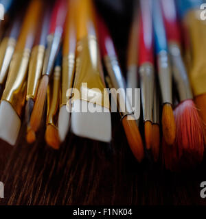 Pinceaux dans un atelier d'artiste. Banque D'Images