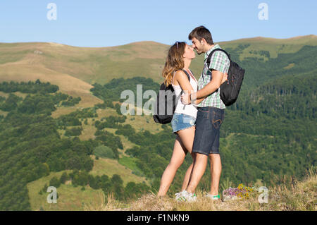 Les randonneurs heureux couple in love kissing in the mountains Banque D'Images