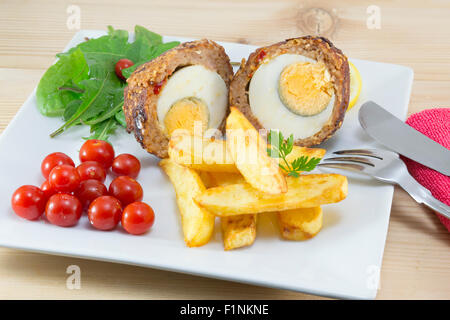 Viande avec pommes de terre et les tomates dans un plat servi Banque D'Images