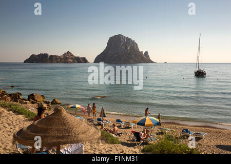 Ibiza, Es Vedra Rock vu à partir de la Cala d'hort (plage). Banque D'Images