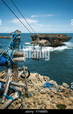 Ascenseur funiculaire entre Timang plage côte et petite île rocheuse dans l'océan. Java, Yogyakarta, Indonésie Banque D'Images