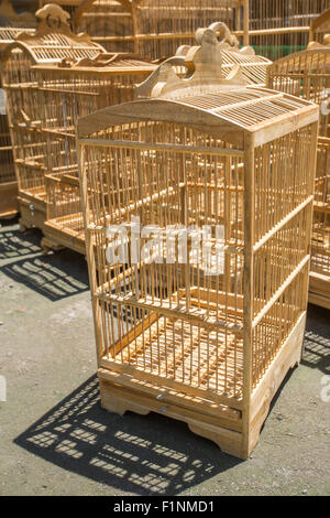 Les cages en bois pour les oiseaux au marché Pasar Ngasem Yogyakarta, Java, Indonésie. Banque D'Images