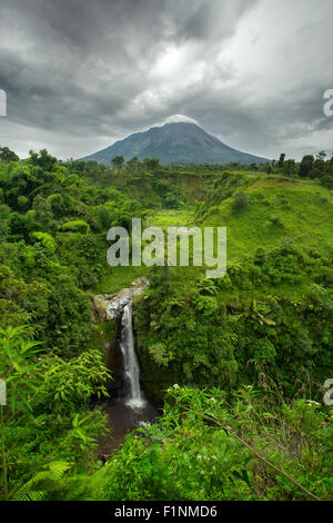 Kedung Kayang et Cascade Mountain volcan Merapi. Java, Indonésie Banque D'Images