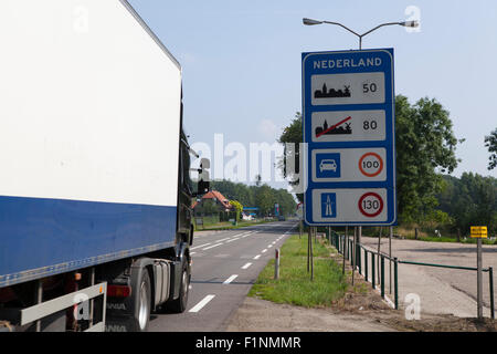 Frontière entre la Belgique et les Pays-Bas avec un camion traversant la frontière néerlandaise Banque D'Images