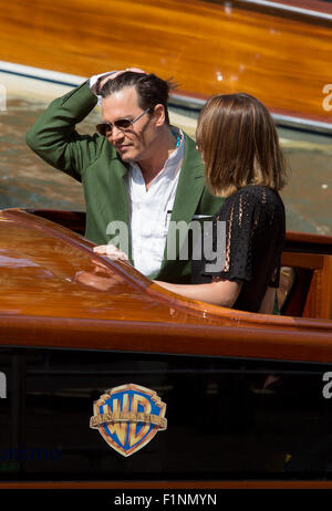 Venise, Italie. 08Th Nov, 2015. Acteurs américains Johnny Depp et Dakota Johnson (r) arrivent pour la conférence de presse du film 'Black Mass' pendant le 72e Festival du Film de Venise au Palazzo del Casino de Venise, Italie, 04 septembre 2015. Photo : Hubert Boesl/DPA - PAS DE FIL - SERVICE/dpa/Alamy Live News Banque D'Images