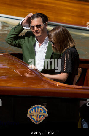 Venise, Italie. 08Th Nov, 2015. Acteurs américains Johnny Depp et Dakota Johnson (r) arrivent pour la conférence de presse du film 'Black Mass' pendant le 72e Festival du Film de Venise au Palazzo del Casino de Venise, Italie, 04 septembre 2015. Photo : Hubert Boesl/DPA - PAS DE FIL - SERVICE/dpa/Alamy Live News Banque D'Images