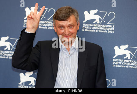 (150905) -- Venise, le 5 septembre 2015 (Xinhua) -- Le réalisateur Sergei Loznitsa assiste à un photocall pour le film 'l'événement' pendant le 72e Festival du Film de Venise à l'île du Lido à Venise, Italie, le 5 septembre 2015. (Xinhua/Ye Pingfan)(l'azp) Banque D'Images