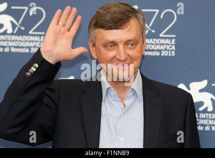 (150905) -- Venise, le 5 septembre 2015 (Xinhua) -- Le réalisateur Sergei Loznitsa assiste à un photocall pour le film 'l'événement' pendant le 72e Festival du Film de Venise à l'île du Lido à Venise, Italie, le 5 septembre 2015. (Xinhua/Ye Pingfan)(l'azp) Banque D'Images