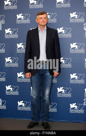 (150905) -- Venise, le 5 septembre 2015 (Xinhua) -- Le réalisateur Sergei Loznitsa assiste à un photocall pour le film 'l'événement' pendant le 72e Festival du Film de Venise à l'île du Lido à Venise, Italie, le 5 septembre 2015. (Xinhua/Ye Pingfan)(l'azp) Banque D'Images