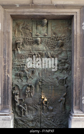 Porte de Bronze sur la cathédrale St Nicholas dans la capitale de Ljubljana, Slovénie Banque D'Images